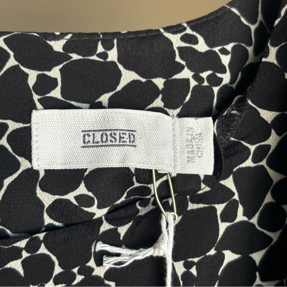 Closed Dress - Picture 7 of 8